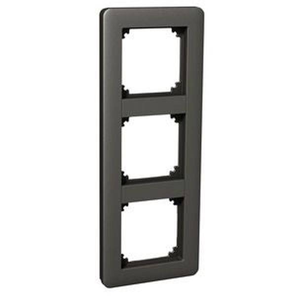 'Cadre triple en plastique noir, adapté pour trois interrupteurs ou prises. Forme rectangulaire avec coins arrondis.'