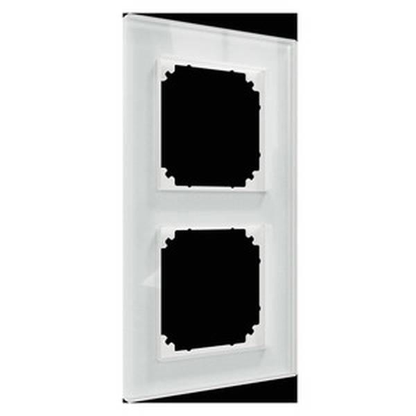 Un cadre de commutateur blanc double, vide, pour l'installation d'interrupteurs ou de prises. Forme rectangulaire, disposition verticale.