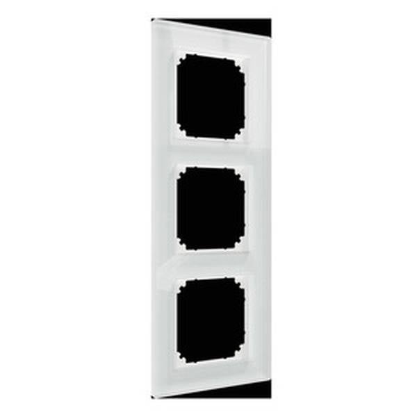 Trois cadres de prises électriques noirs vides disposés verticalement sur un fond blanc.