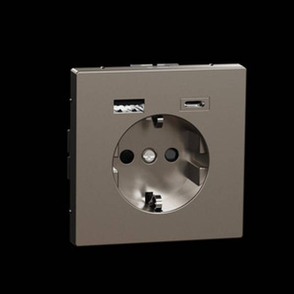 Prise électrique avec port USB en gros plan. Surface argentée, emplacement central et deux connexions supplémentaires en haut.