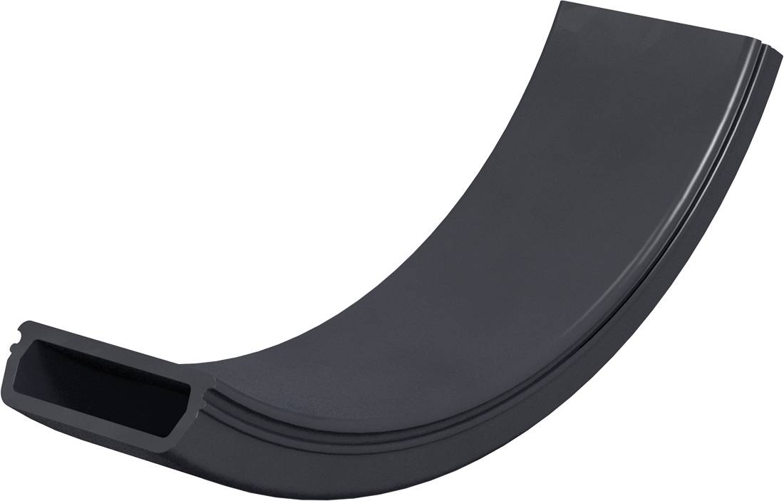 Coude de conduit ou tuyau en plastique noir courbé avec un raccord d'ouverture rectangulaire à une extrémité, présenté sur un fond blanc.