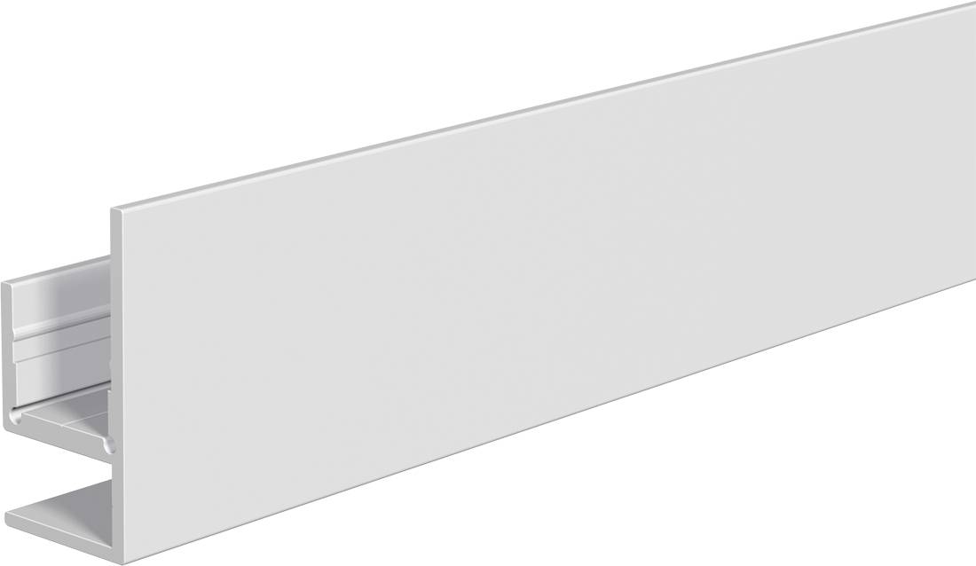 Luminaire linéaire en métal blanc présenté en perspective, avec un long panneau diffuseur plat et un canal de montage apparent à une extrémité.