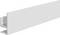 Luminaire linéaire en métal blanc présenté en perspective, avec un long panneau diffuseur plat et un canal de montage apparent à une extrémité.
