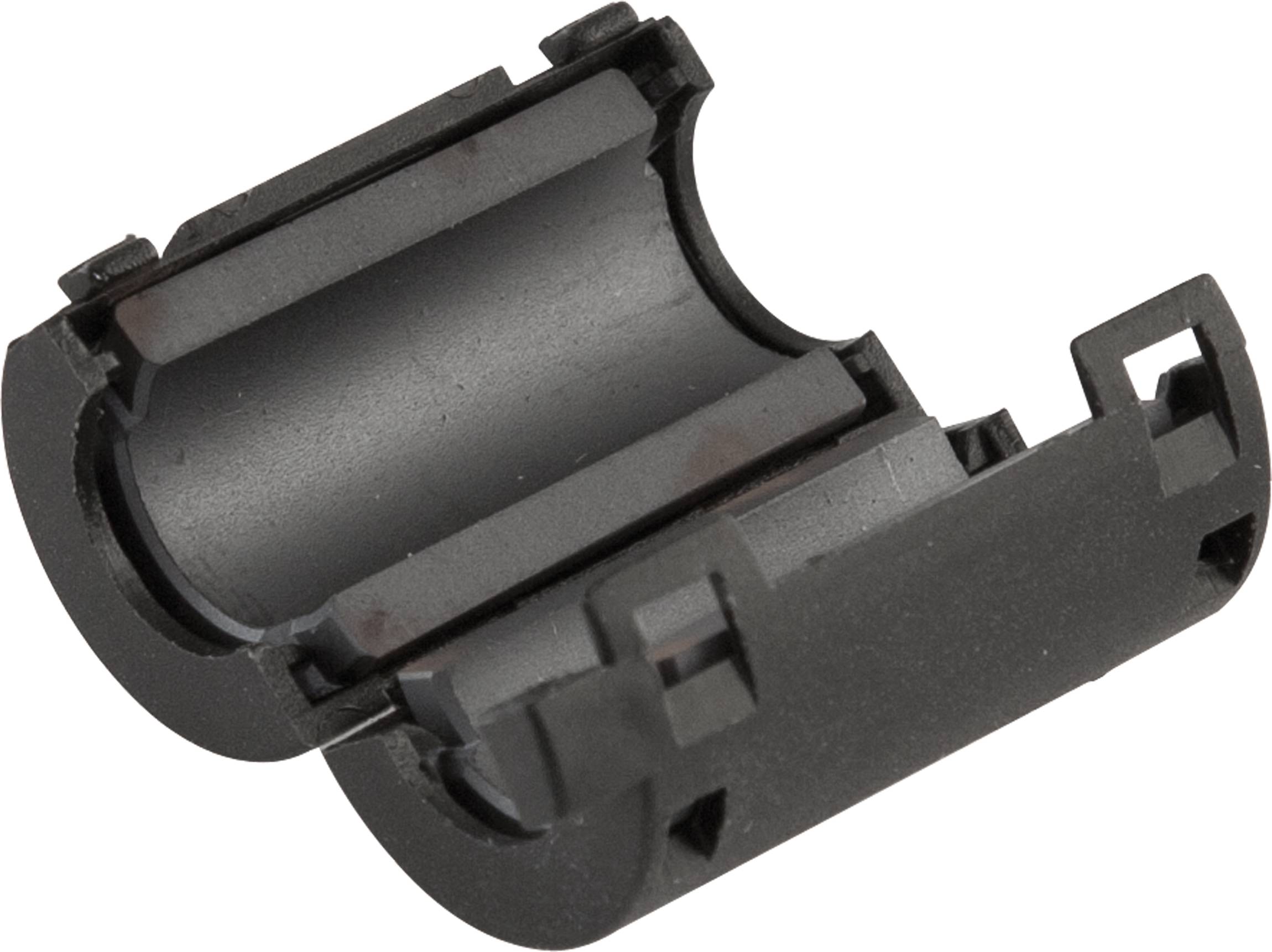 Pince de ferrite toroïdale noire pour câble cylindrique sur fond blanc