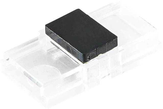 Composant électronique rectangulaire noir sur une base en plastique transparent, montré en gros plan sur un fond blanc.