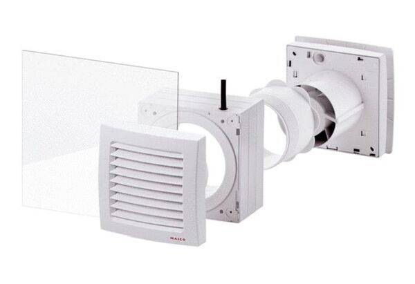 Vue éclatée d'un système de ventilation carré avec couvercle, ventilateur et détails de raccordement, illustrant les composants de montage.