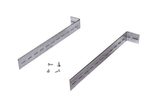 Deux supports métalliques en forme de L avec des trous oblongs, accompagnés de trois petites vis, sur un fond blanc.