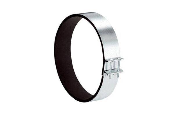 Collier de serrage métallique pour la fixation de tuyaux, à finition argentée brillante avec vis de serrage sur le côté.