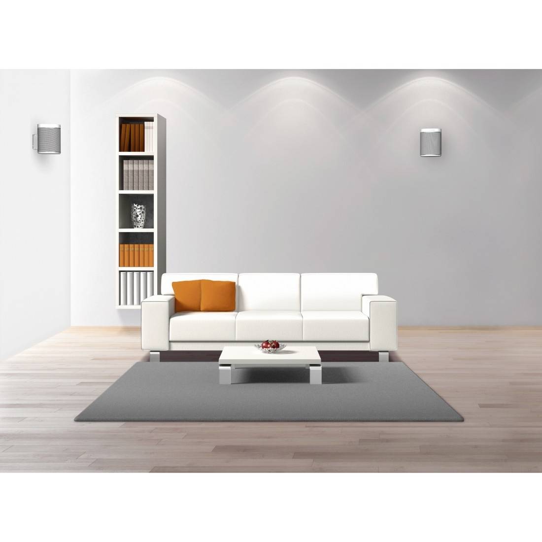 Salon avec un canapé blanc, un coussin orange, un tapis gris et une table basse sur un parquet. À gauche se trouve une bibliothèque.