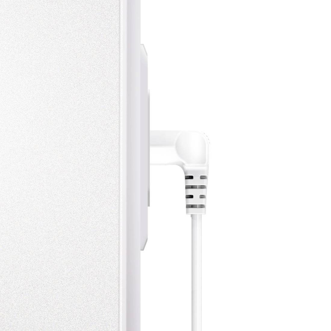 Gros plan d'une prise de casque blanche branchée dans un appareil blanc, avec une partie de l'appareil visible sur le côté gauche.