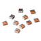 Plusieurs clés USB orange et gris sont disposées de manière éparse. Elles sont compactes et carrées, avec deux ports USB.