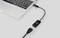 Ordinateur portable connecté à un adaptateur de câble HDMI. L'adaptateur convertit les signaux HDMI pour l'ordinateur portable.
