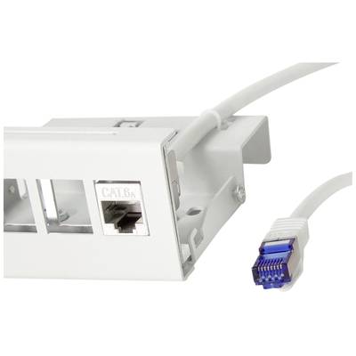 Gros plan d'une prise réseau CAT6A avec un câble réseau connecté. Adapté aux débits internet élevés dans les environnements de bureau.