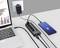 Un smartphone et un ordinateur portable sont connectés à une multiprise qui est branchée à une prise murale. Le téléphone affiche un symbole de charge.