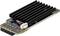 Un module de dissipateur thermique pour Raspberry Pi sur une carte de circuit imprimé, avec un radiateur noir au-dessus, contribue à la régulation de la température.