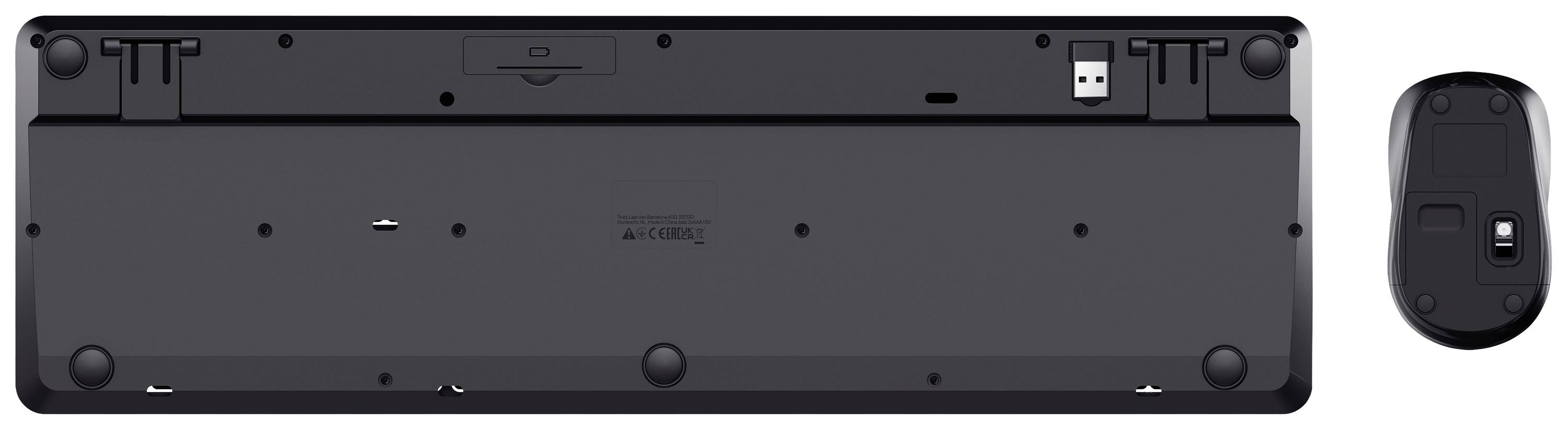 'Face inférieure d'un clavier noir et d'une souris avec un compartiment pour dongle USB et un compartiment à piles, aucune touche n'est visible.'