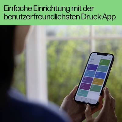 Une personne tient un smartphone avec une application d'impression ouverte ; une fenêtre est visible en arrière-plan. Texte : 'Configuration simple avec l'application d'impression la plus conviviale'.
