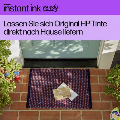 Un tapis de porte devant une entrée avec une enveloppe portant l'inscription 'HP Instant Ink'. Texte au-dessus : 'Faites livrer de l'encre HP originale directement chez vous'.