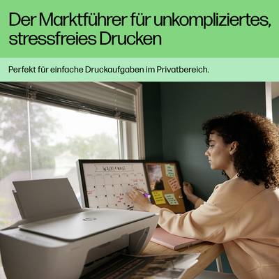 Une femme est assise à un bureau et travaille avec une imprimante. Texte dans l'image : « Le leader du marché pour l'impression simple et sans stress ». Fenêtre en arrière-plan.