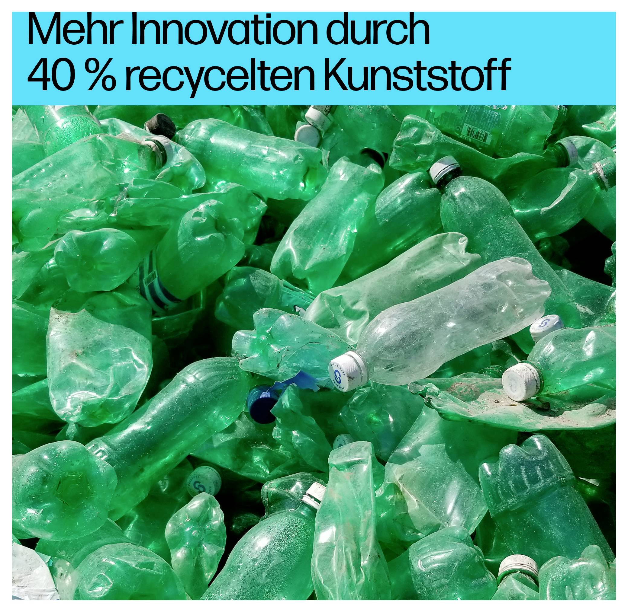 Titre allemand « Plus d'innovation grâce à 40% de plastique recyclé » sur un tas de bouteilles en plastique vertes et transparentes, illustrant les matériaux recyclés.