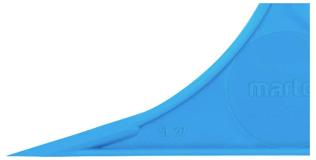 Un taille-crayon bleu en gros plan portant l'inscription 'marto'.