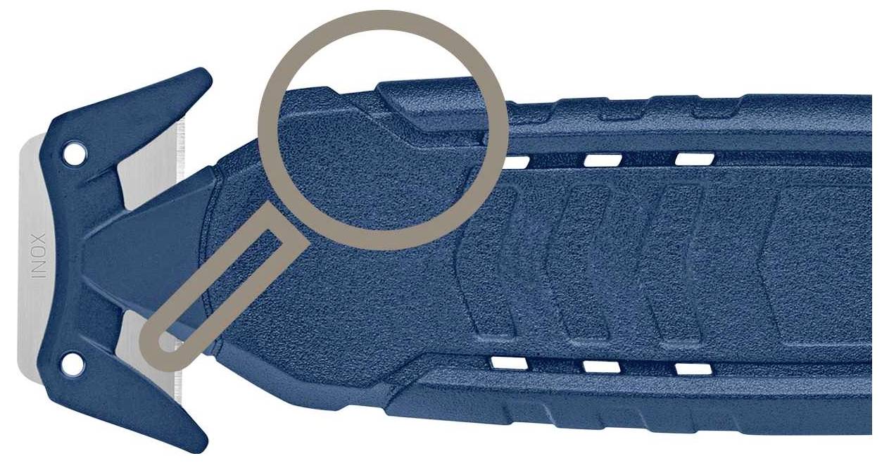 Vue agrandie du protège-lame d'un cutter bleu, montrant la structure détaillée et la nature des matériaux.