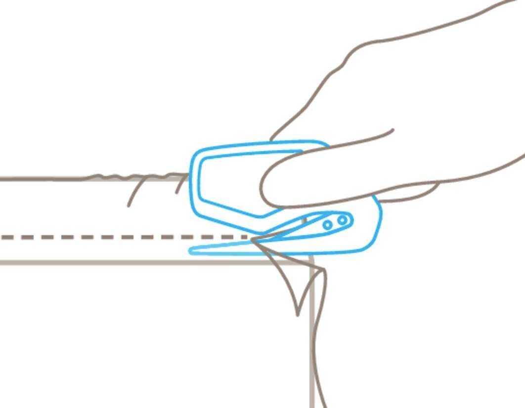 Une main fait glisser un couteau de sécurité le long d'une ligne pointillée, coupe à travers le carton et enlève la couche supérieure.