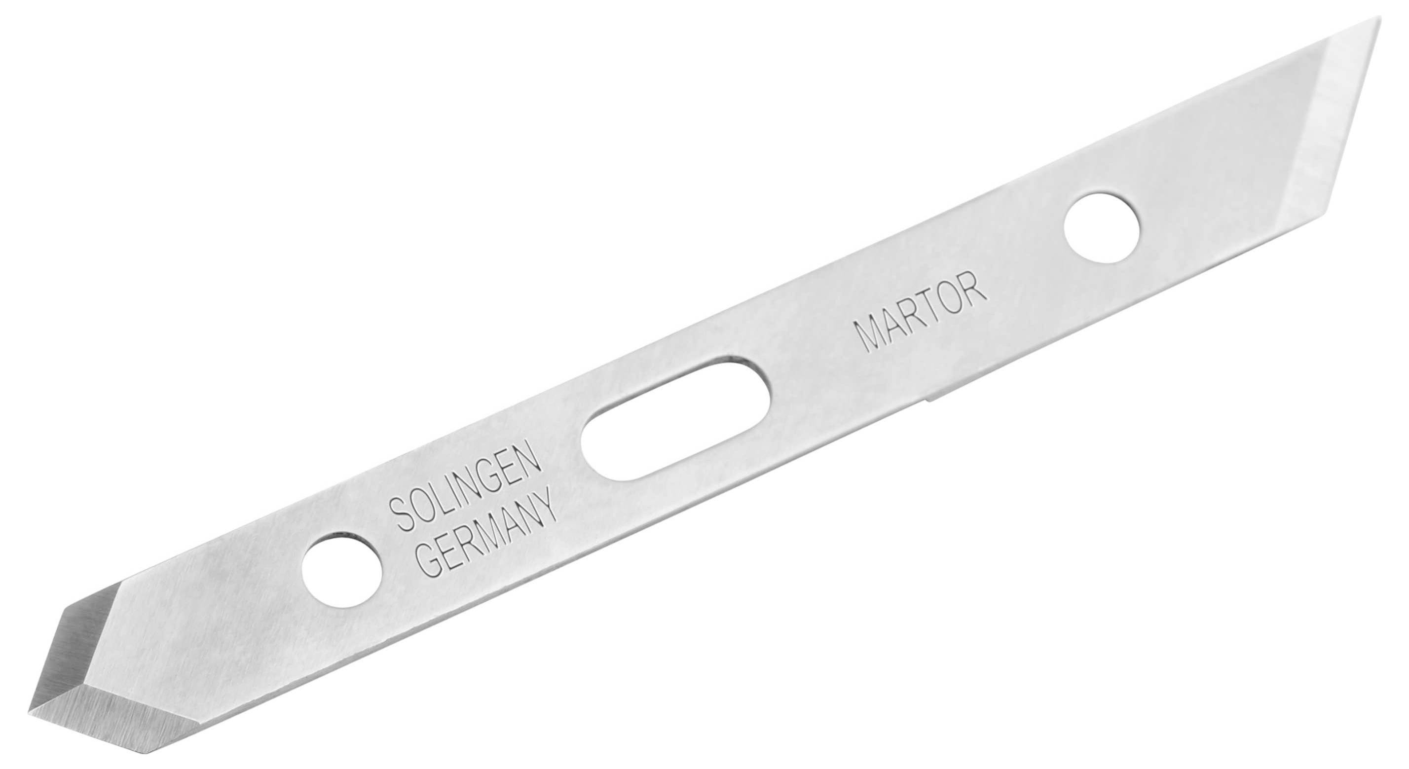 Lame en métal avec extrémités biseautées et deux trous, sur laquelle sont gravés 'Solingen Germany' et 'Martor'.