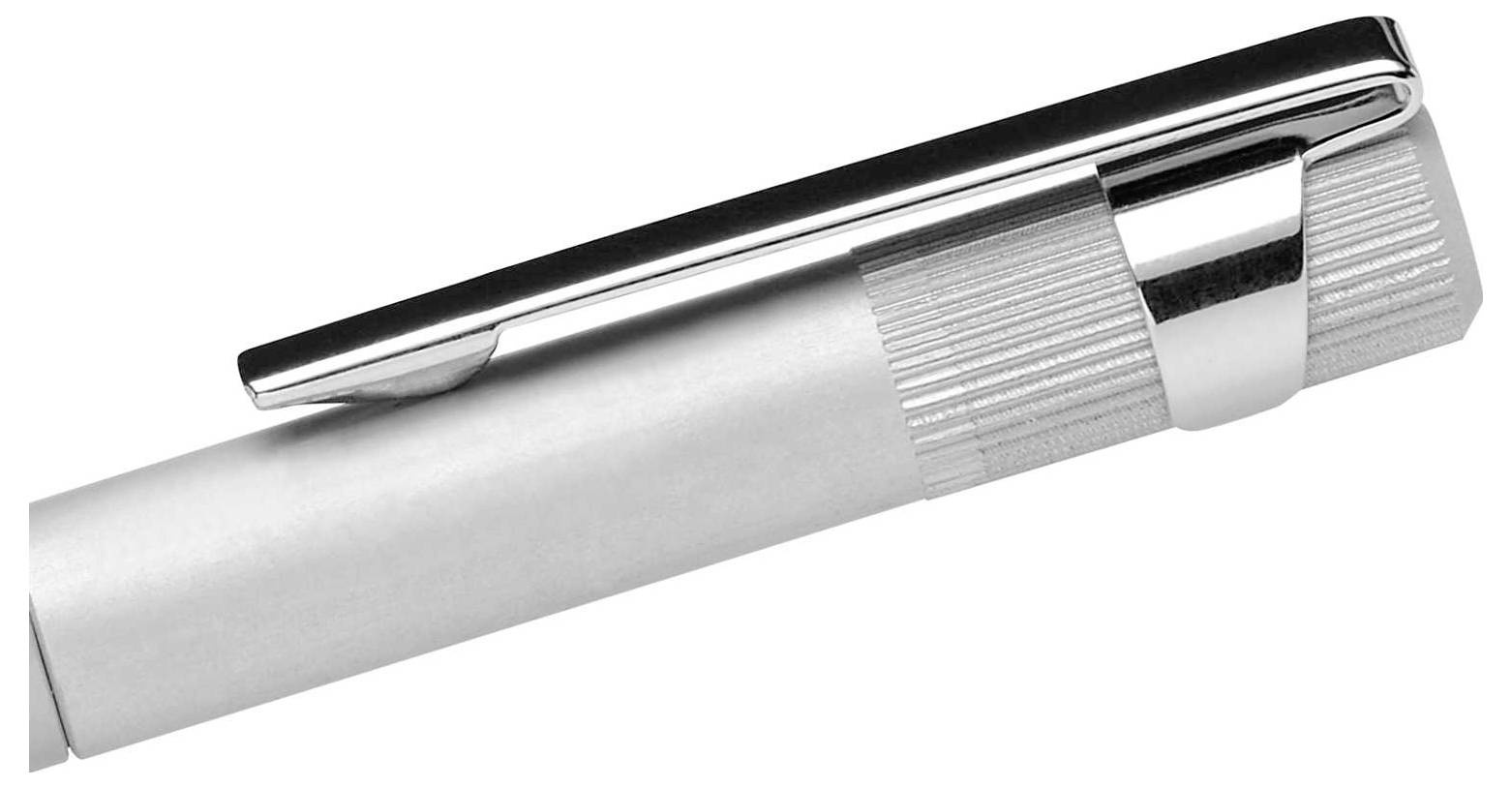 Stylo à bille argenté au fini lisse et au capuchon texturé. Idéal pour l'écriture et la signature de documents.