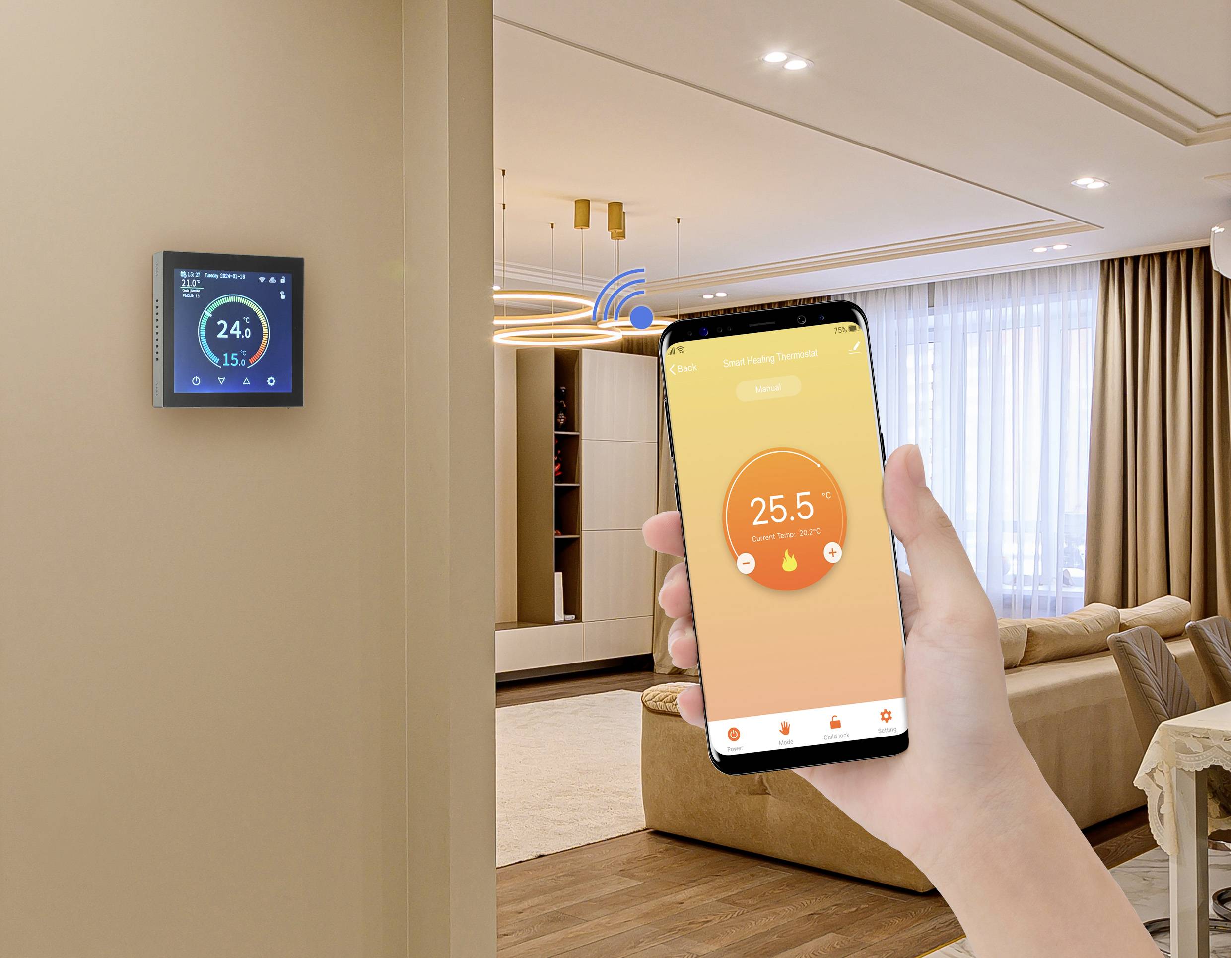 Une main tient un smartphone affichant le contrôle d'un thermostat d'ambiance. La pièce est décorée de manière moderne avec de grandes fenêtres.