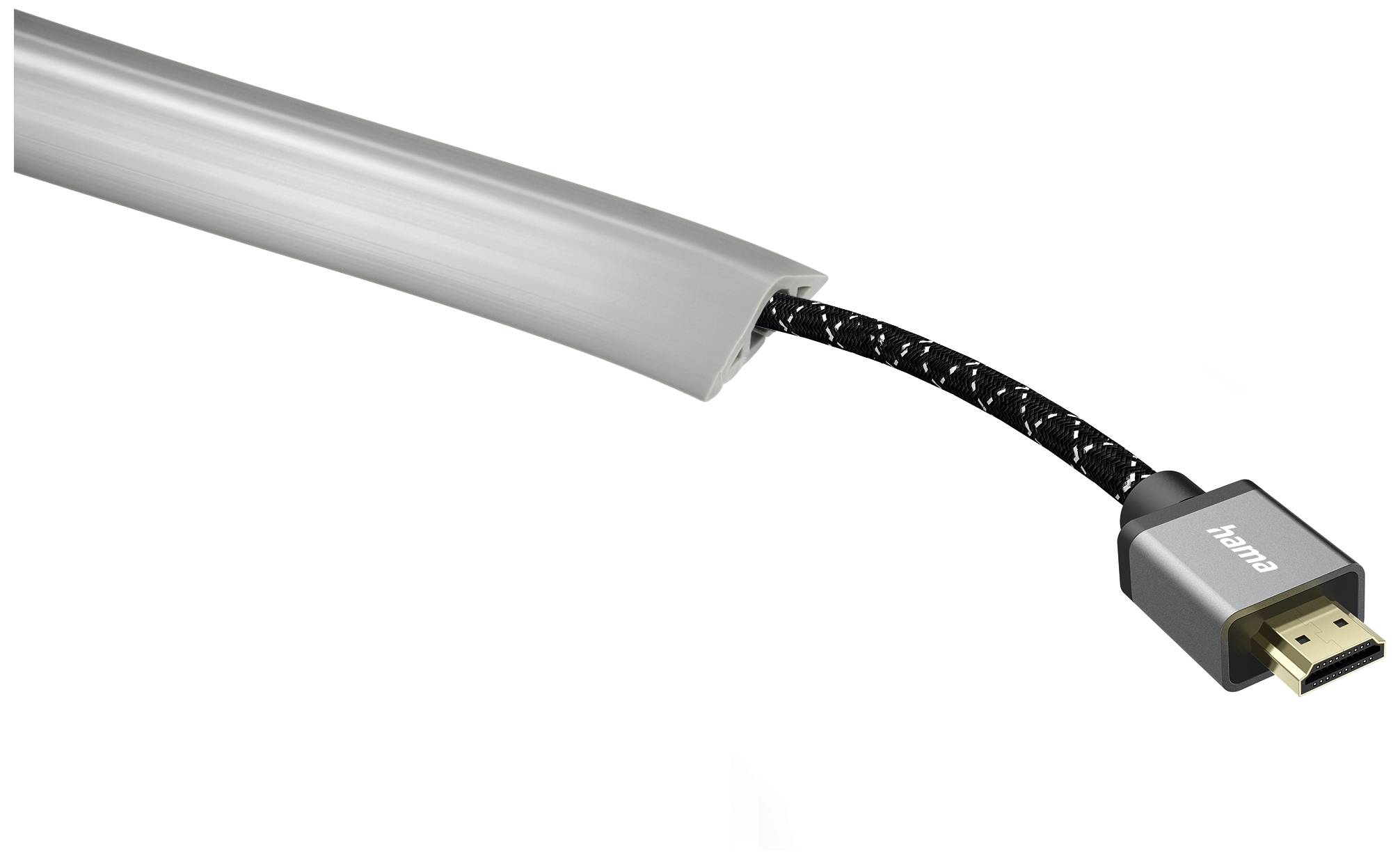 Câble HDMI gris avec motif tressé, partiellement enveloppé dans un canal de câblage.