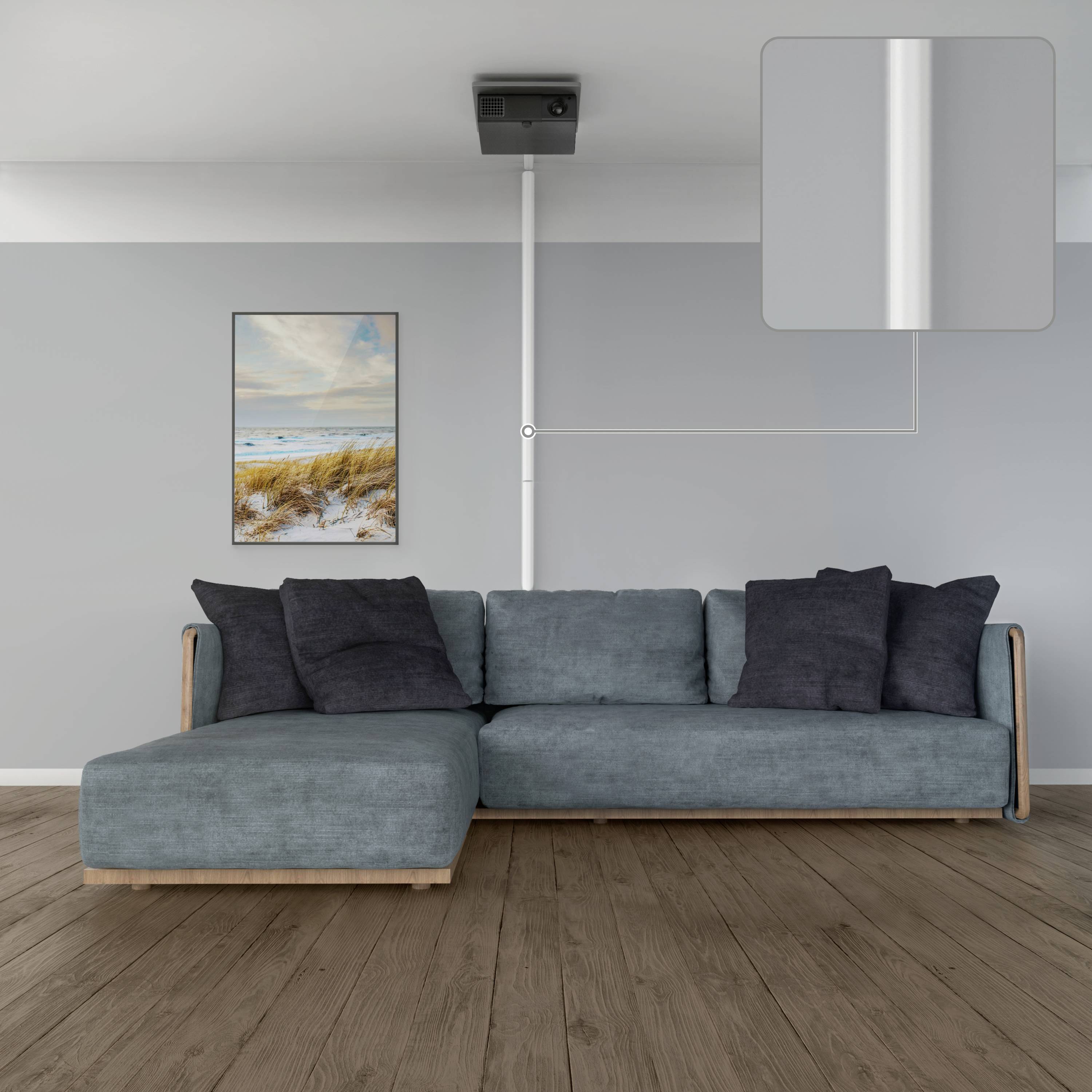 Un salon lumineux avec un canapé bleu et un sol en bois. Un tableau de plage est accroché au mur. Un projecteur de plafond est installé en haut de la pièce.