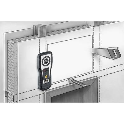 Un détecteur est utilisé pour localiser un tuyau ou un objet à l'intérieur d'un mur. Une scie découpe un rectangle dans le mur.