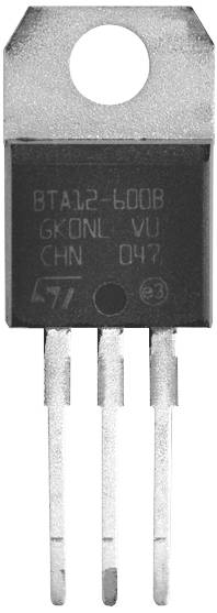 Thyristor puissant en boîtier TO-220, couramment utilisé dans les circuits de commande ; identifiable par son marquage de numéro de modèle.