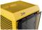 Un boîtier d'ordinateur jaune avec une surface perforée, un panneau latéral ouvert et des ports USB et un bouton d'alimentation visibles sur le dessus.