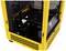 Un boîtier d'ordinateur jaune avec un design en grille noir, ouvert, montrant son intérieur. Offre de l'espace pour les composants et la ventilation.