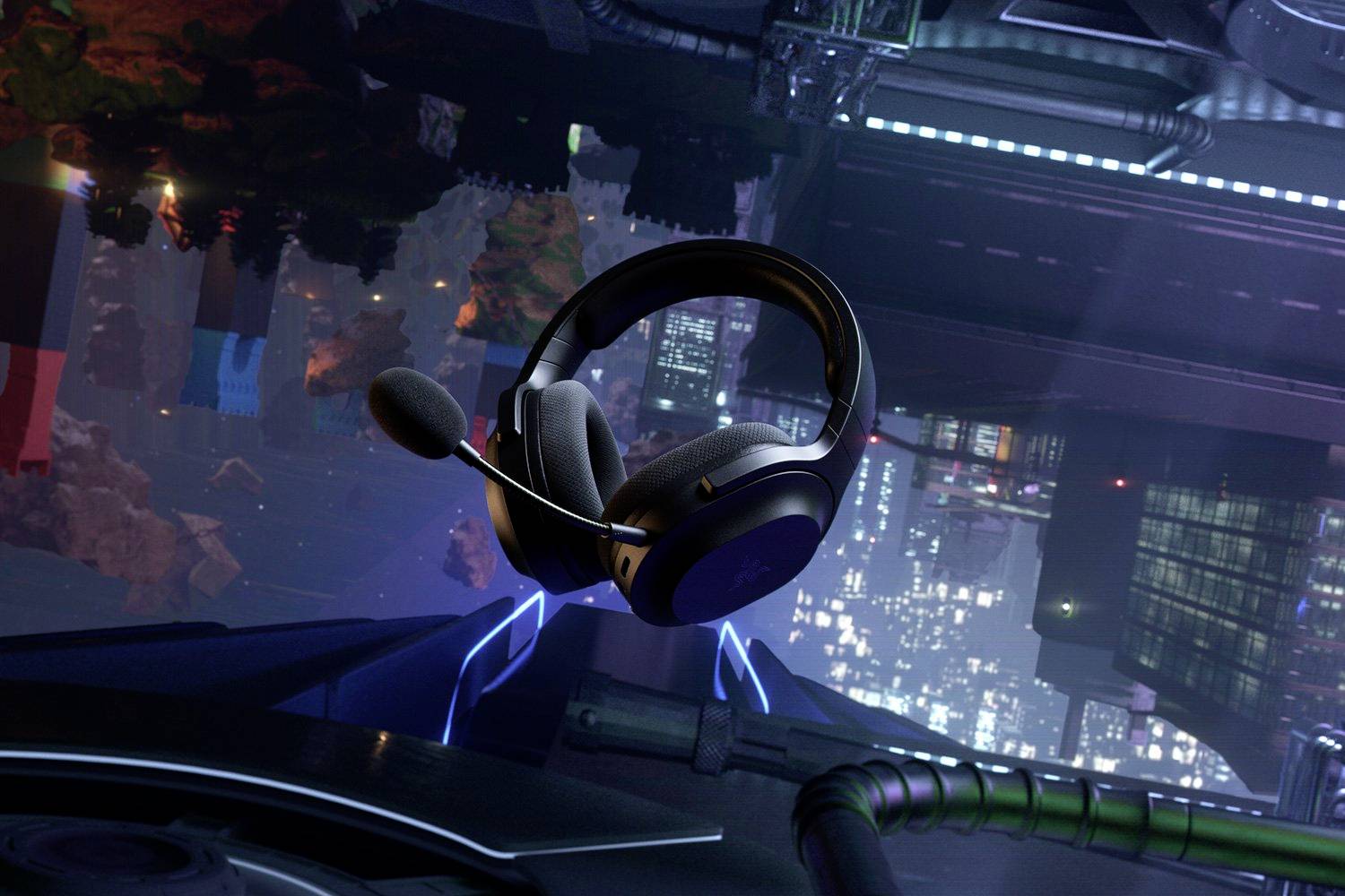 Un casque noir flotte devant un arrière-plan futuriste de lumières urbaines et de structures enveloppées de brume.