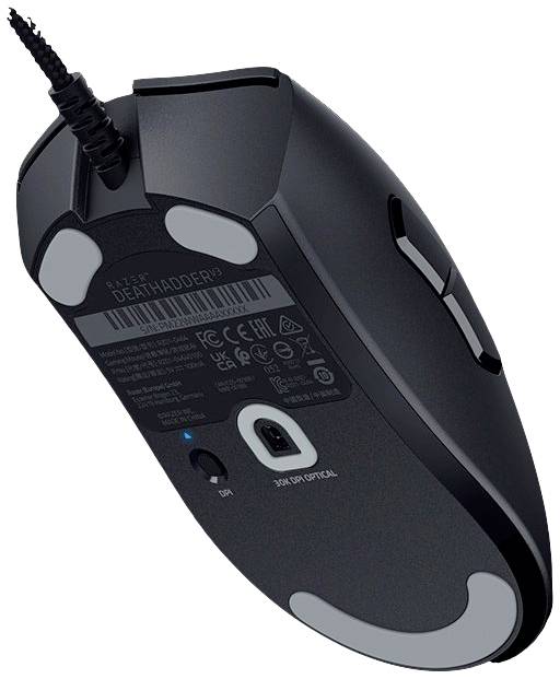 Une souris de jeu noire vue de dessous, avec une connexion de câble en haut à gauche, un capteur au centre et deux boutons latéraux à droite.