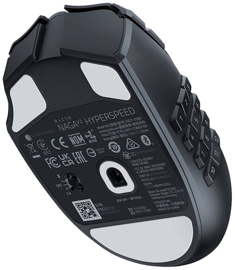 Souris de jeu vue de dessous avec plusieurs boutons latéraux et informations techniques sur la face inférieure. Adaptée pour un gaming précis.