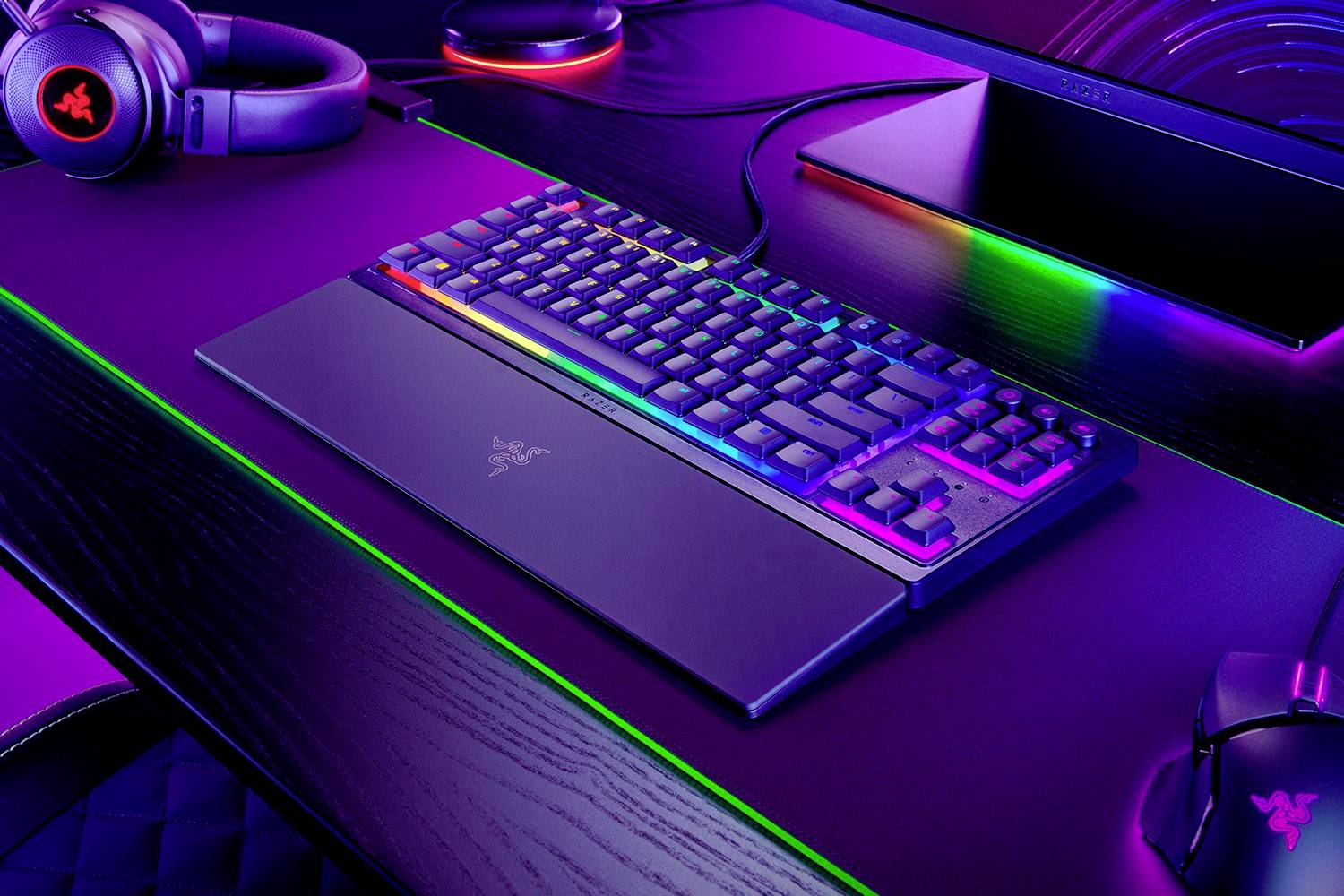 Un bureau de gaming éclairé avec un clavier RGB et un casque dans un environnement futuriste.