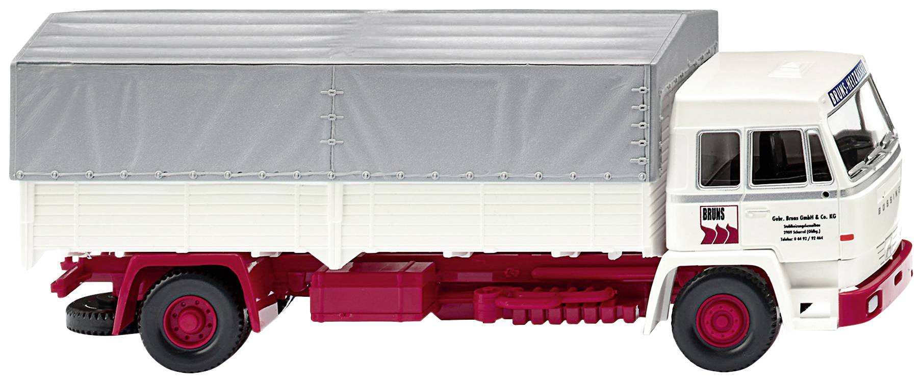 Un camion-miniature avec une bâche grise sur une carrosserie blanche et un châssis rouge. La cabine est également blanche avec des détails bleus.