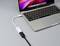 Un ordinateur portable est connecté à un adaptateur via un câble USB. L'écran affiche le bureau.