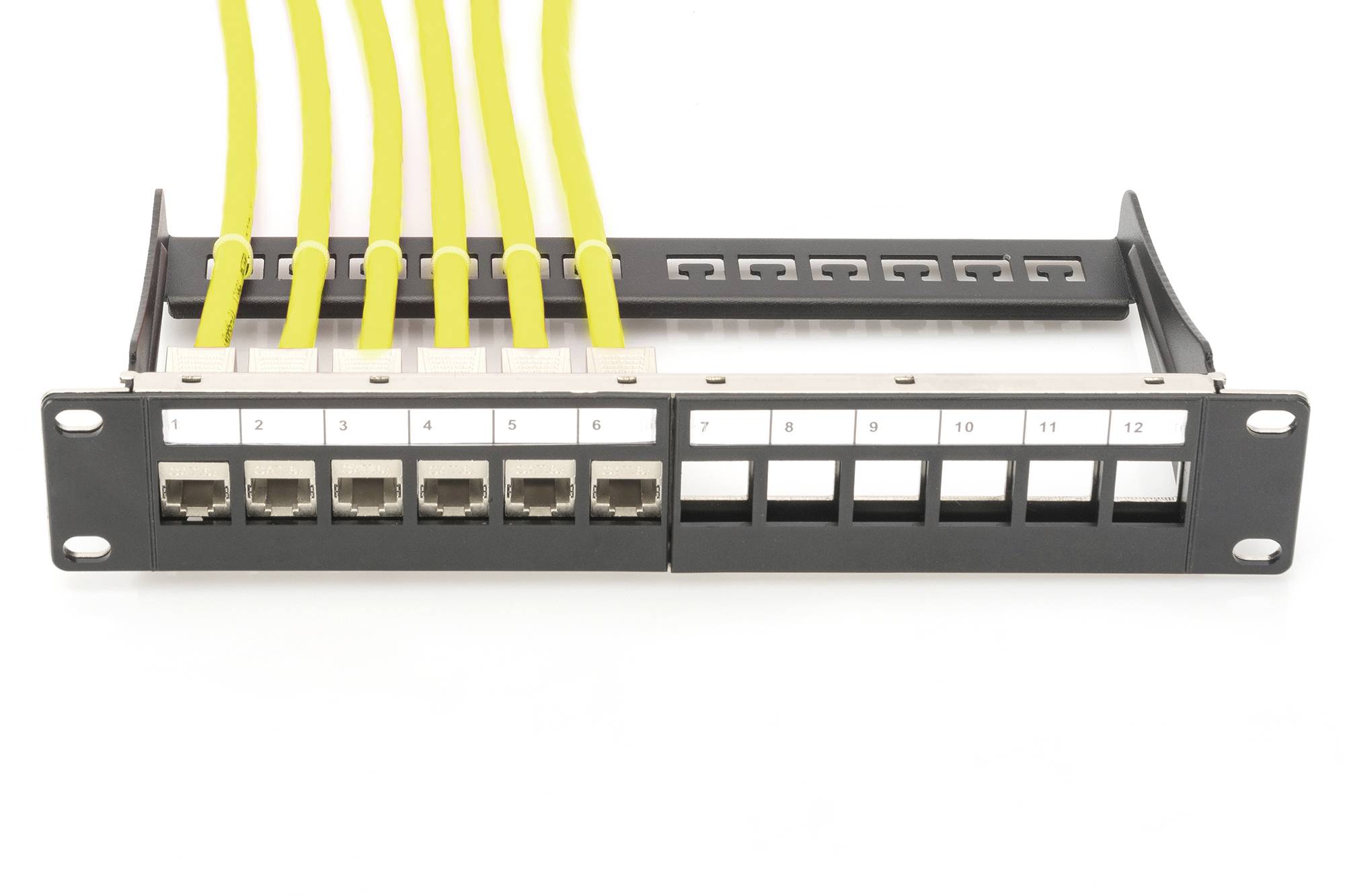 Panneau de brassage avec des câbles Ethernet jaunes branchés dans des ports. Montre la connexion entre les équipements réseau.