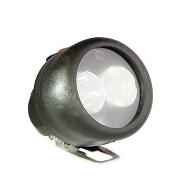 Un projecteur de vélo rond noir avec deux lentilles LED, monté sur un support, contre un fond blanc.