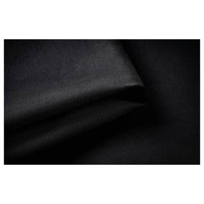 Un gros plan d'un tissu noir plié avec une surface texturée fine.