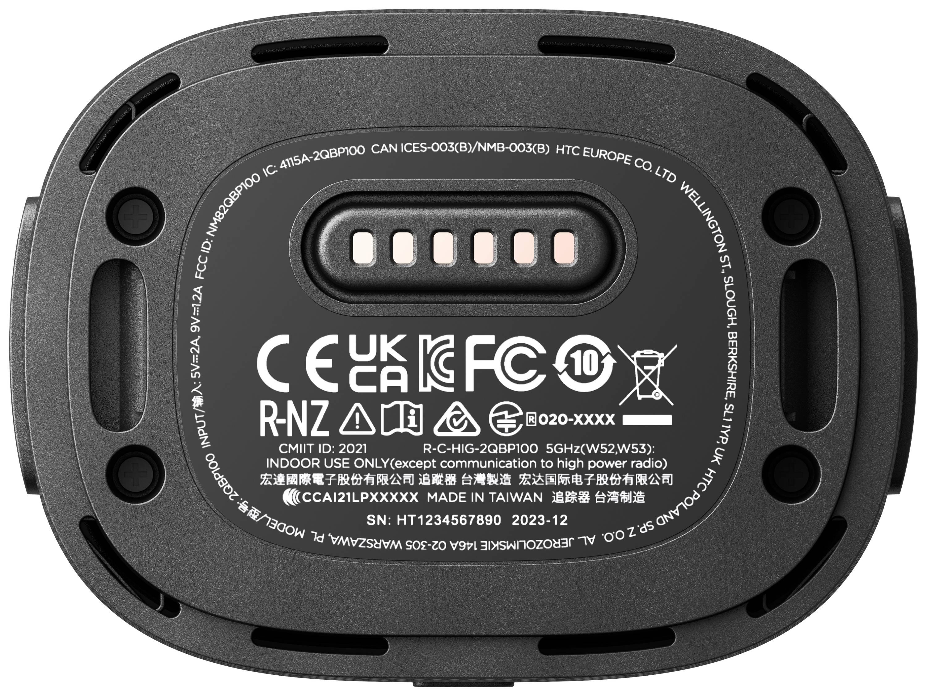 Verso d'un appareil électronique avec des logos de certification technique et un numéro de modèle, entouré d'avertissements et d'informations du fabricant.
