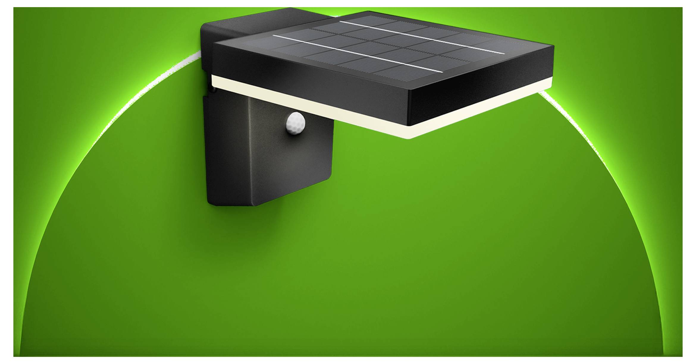 Luminaire d'éclairage extérieur alimenté par énergie solaire avec une tête de lampe rectangulaire noire sur un fond vert.