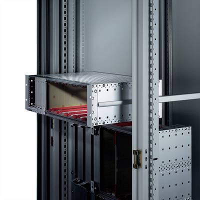 Un armoire métallique ouverte montre des composants électroniques et des câblages installés à l'intérieur, destinés à des applications techniques.