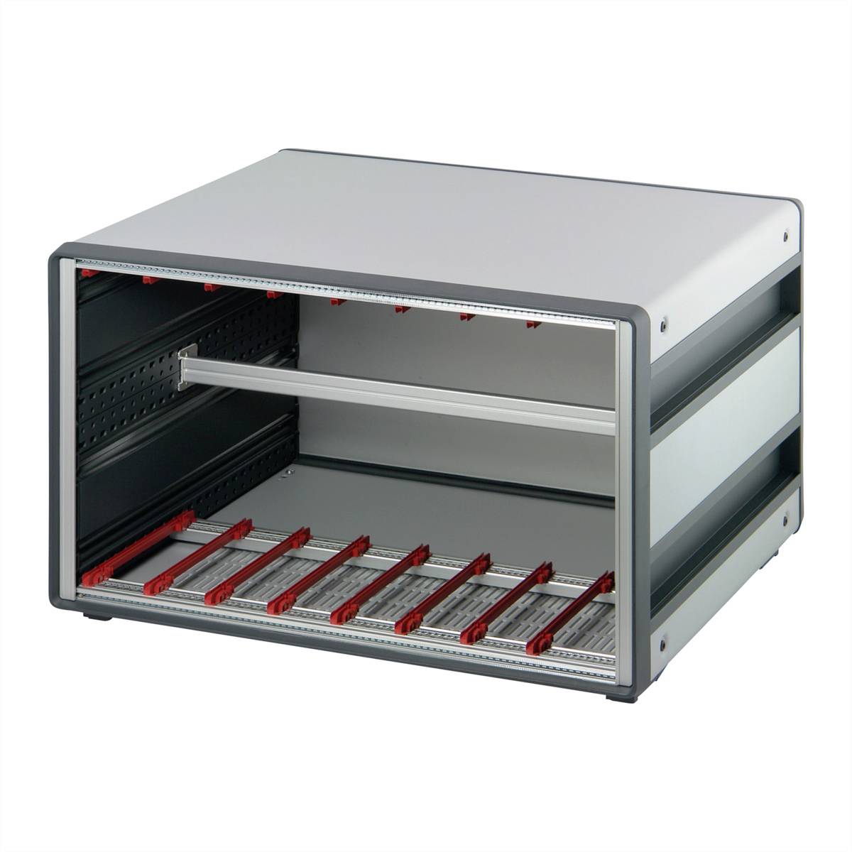 Boîtier de châssis métallique avec partie avant ouverte, montrant des barrettes de connecteurs rouges à l'intérieur. Adapté pour les ensembles électroniques.