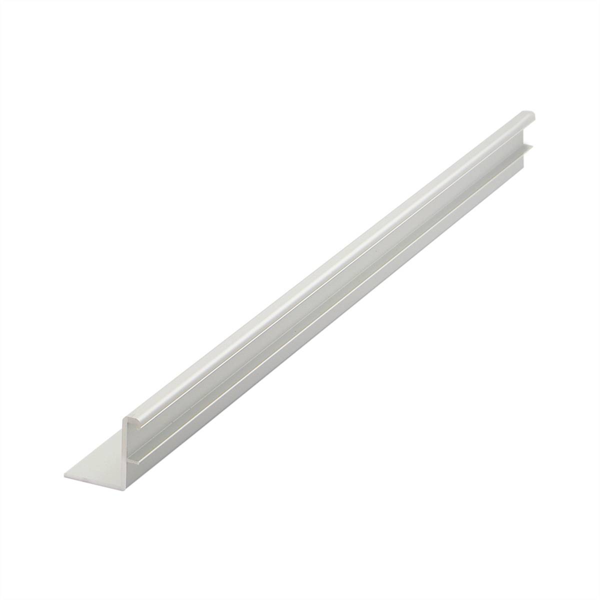 Une équerre en aluminium blanc sur un fond blanc. L'angle est de 90 degrés, souvent utilisée pour des projets de construction ou de menuiserie.